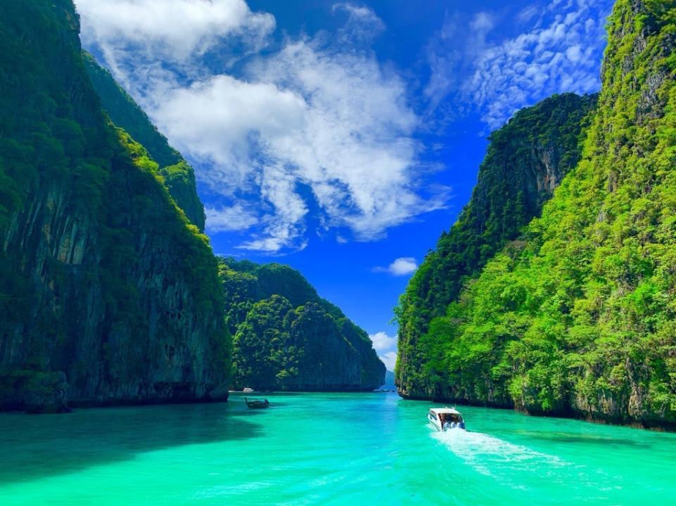 Phi Phi Islands Shared Speedboat Tour from Krabi